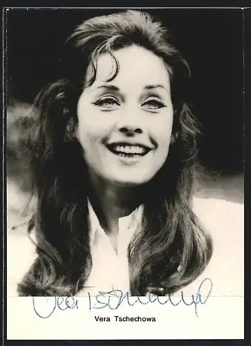 AK Schauspielerin Vera Tschechowa mit schönem Lachen, mit original Autograph