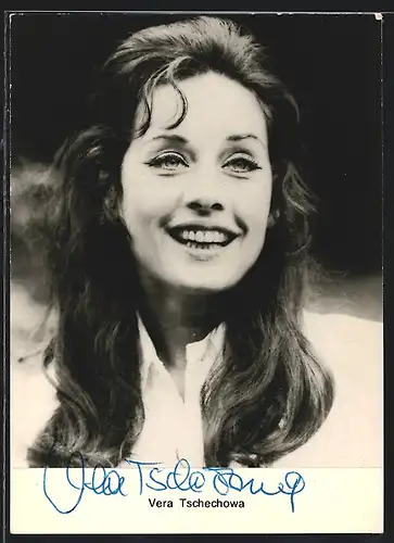AK Schauspielerin Vera Tschechowa mit schönem Lachen, mit original Autograph