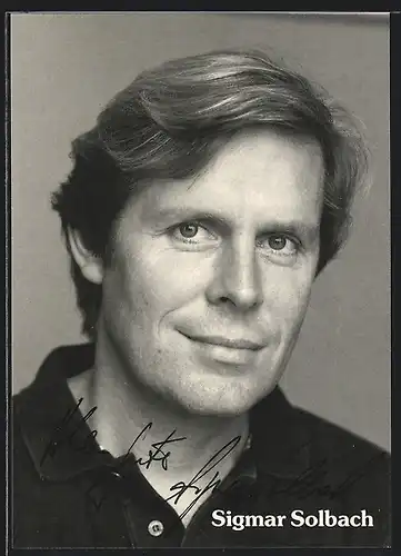 AK Schauspieler Sigmar Solbach im schwarzen Hemd, mit original Autograph