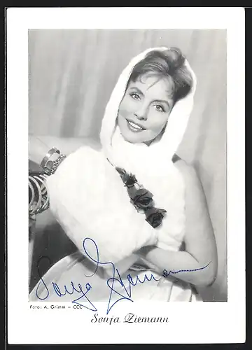 AK Schauspielerin Sonja Ziemann im Kleid mit Handwärmer, mit original Autograph
