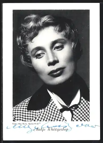 AK Schauspielerin Antje Weisgerber in schwarz-weisser Jacke, mit original Autograph