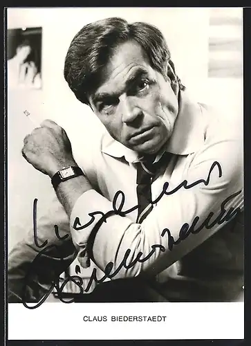 AK Schauspieler Claus Biederstaedt mit Uhr und Zigarette, mit original Autograph