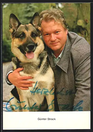 AK Schauspieler Günter Strack im Anzug mit Schäferhund, mit original Autograph