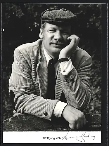 AK Schauspieler Wolfgang Völz in Anzug mit Mütze, mit original Autograph