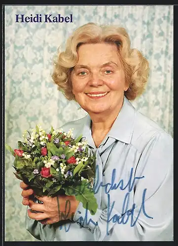 AK Schauspielerin Heidi Kabel mit Blumenstrauss, mit original Autograph