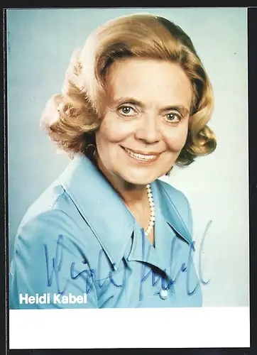 AK Schauspielerin Heidi Kabel lächelt im blauen Hemd, mit original Autograph