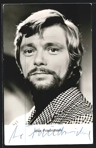 AK Schauspieler Uwe Friedrichsen im schwarzen Rollkragenpullover, mit original Autograph