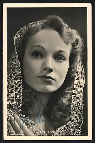 AK Schauspielerin Charlotte Dalys mit Kopfbedeckung, mit original Autograph