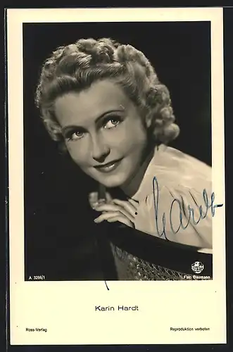 AK Schauspielerin Karin Hardt lächelnd auf einem Stuhl, mit original Autograph