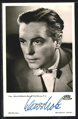 AK Schauspieler Hans Holt in Anzug und Fliege, mit original Autograph