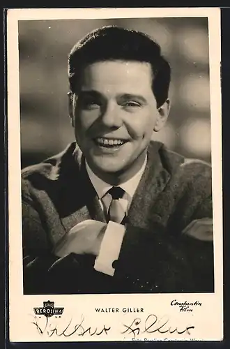 AK Schauspieler Walter Giller lächelnd im Anzug, mit original Autograph