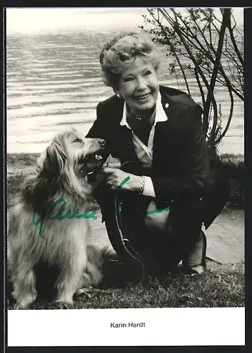 AK Schauspielerin Karin Hardt kniet mit Hund am Wasser, mit original Autograph