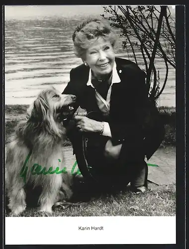 AK Schauspielerin Karin Hardt mit Hund am Wasser, mit original Autograph