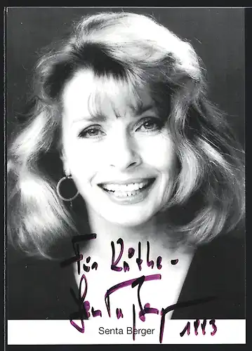 AK Schauspielerin Senta Berger lächelt erfreut, mit original Autograph