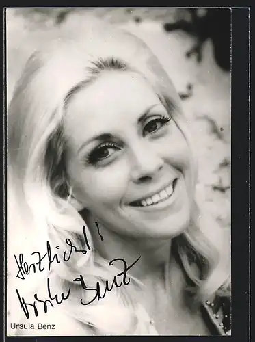 AK Schauspielerin Ursula Benz neigt lächelnd den Kopf, mit original Autograph