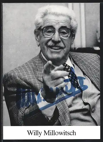 AK Schauspieler Willy Millowitsch im Anzug mit Brille, mit original Autograph