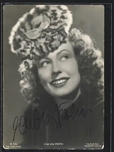 AK Schauspielerin Carola Höhn in schwarzer Bluse, mit original Autograph