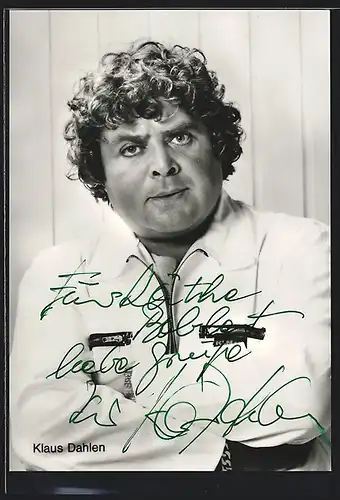 AK Schauspieler Klaus Dahlen mit verschränkten Armen, mit original Autograph