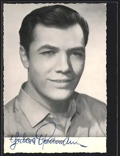 AK Schauspieler Gerhard Riedmann mit schüchternem Lächeln, mit original Autograph