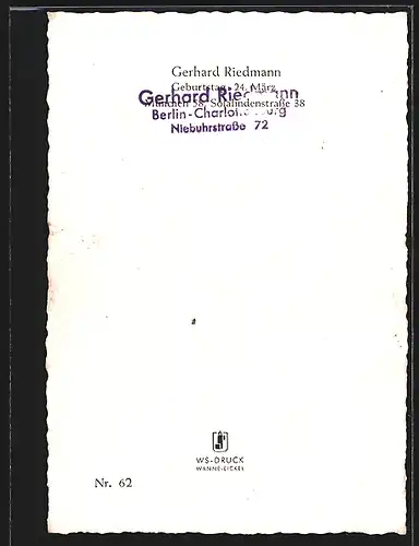 AK Schauspieler Gerhard Riedmann mit schüchternem Lächeln, mit original Autograph