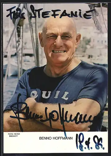 AK Schauspieler Benno Hoffmann mit verschränkten Armen am Hafen, mit original Autograph