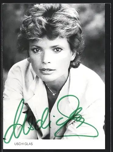 AK Schauspielerin Uschi Glas in weisser Jacke, mit original Autograph