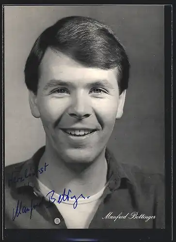 AK Schauspieler Manfred Bettinger lächelt fröhlich, mit original Autograph