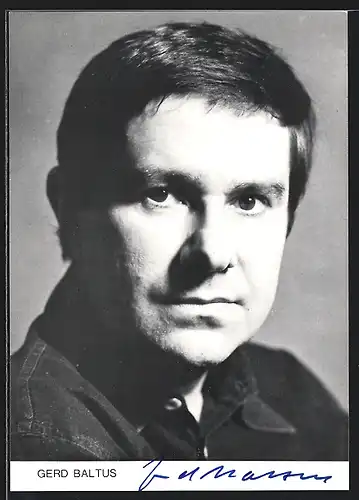 AK Schauspieler Gerd Baltus im dunklen Hemd, mit original Autograph