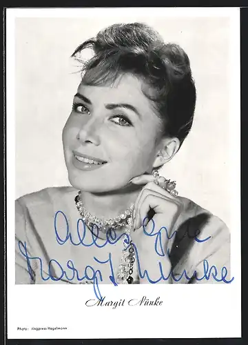 AK Schauspielerin Margit Nünke mit Kette und Ring, mit original Autograph