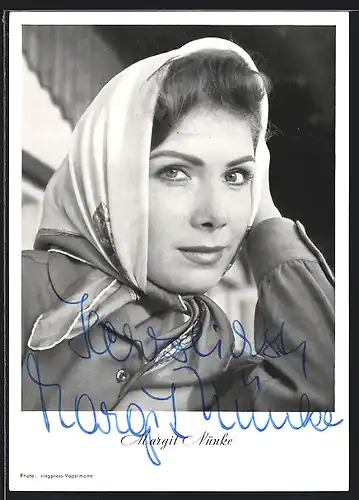 AK Schauspielerin Margit Nünke mit weissem Kopftuch, mit original Autograph