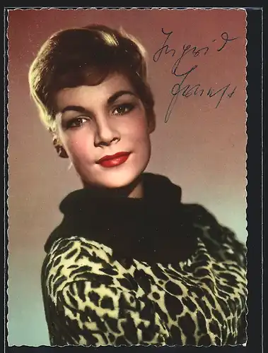 AK Schauspielerin Ingrid Ernest im Leopardenpullover, mit original Autograph