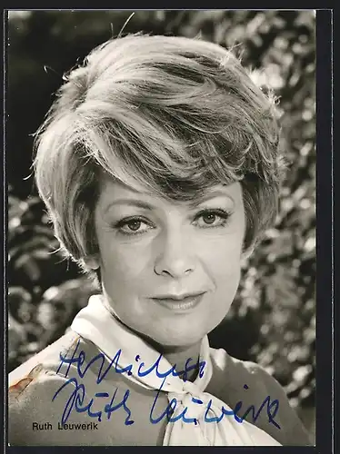 AK Schauspielerin Ruth Leuwerik mit blonden Haaren, mit original Autograph