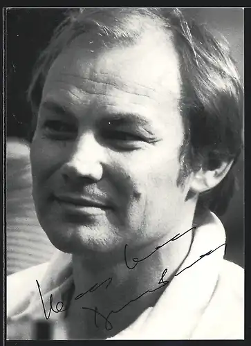 AK Schauspieler Klaus Maria Brandauer im weissen Hemd, mit original Autograph