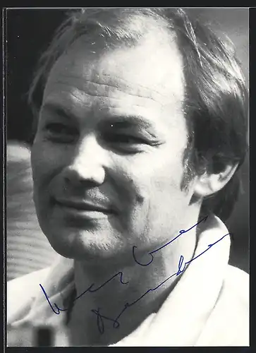 AK Schauspieler Klaus Maria Brandauer schaut lächelnd zur Seite, mit original Autograph