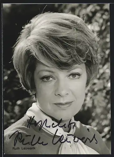 AK Schauspielerin Ruth Leuwerik mit blonden Haaren, mit original Autograph