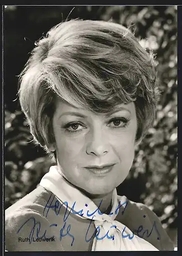 AK Schauspielerin Ruth Leuwerik mit blonden Haaren, mit original Autograph