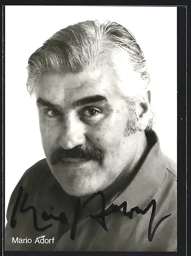 AK Schauspieler Mario Adorf im Hemd, mit original Autograph