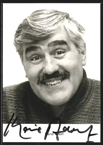 AK Schauspieler Mario Adorf lächelt erfreut, mit original Autograph