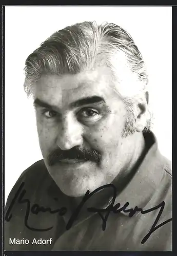 AK Schauspieler Mario Adorf lächelt leicht, mit original Autograph