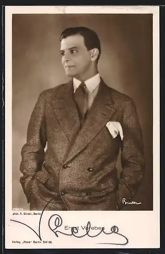 AK Schauspieler Ernst Verebes in zweireihigem Anzug mit Einstecktuch, mit original Autograph