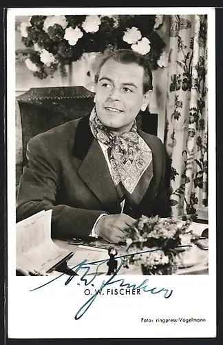 AK Schauspieler O. W. Fischer mit eleganten Halstuch im Anzug, mit original Autograph