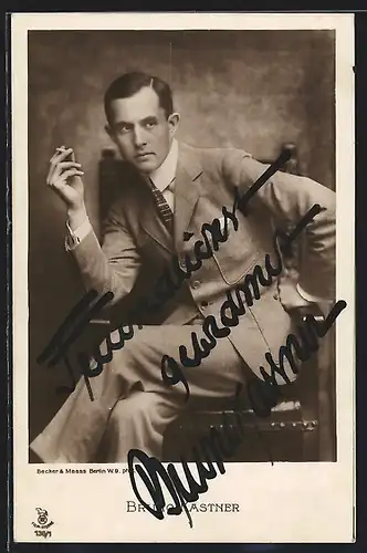AK Schauspieler Bruno Kastner im Anzug mit Zigarette, mit original Autograph