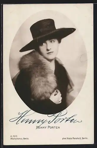 AK Schauspielerin Henny Porten, Portrait der dt. Stummfilmschauspielerin mit Pelzstola, mit original Autograph