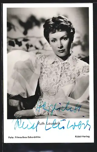 AK Schauspielerin Ruth Leuwerik in Abendkleid posierend, mit original Autograph