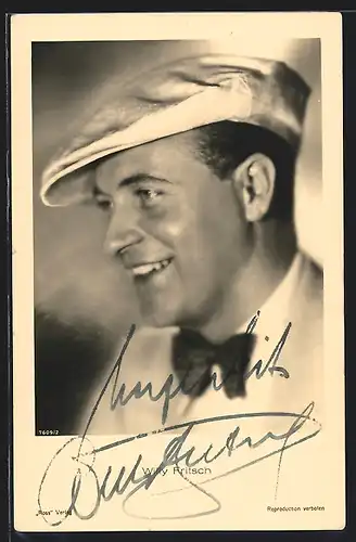 AK Schauspieler Willy Fritsch mit Schiebermütze und Fliege, mit original Autograph