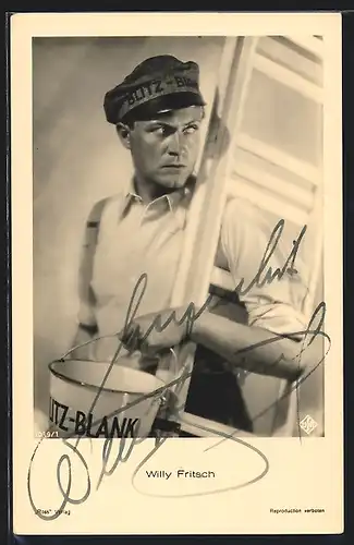 AK Schauspieler Willy Fritsch mit Blitz-Blank Mütze und Eimer, mit original Autograph