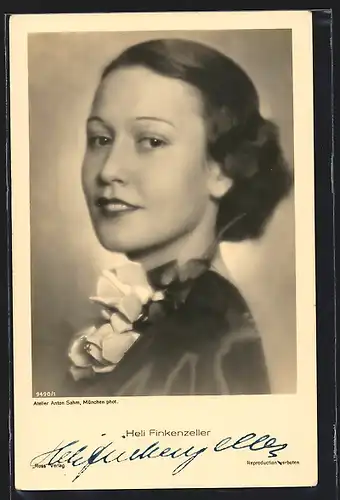 AK Schauspielerin Heli Finkenzeller lächelnd in Kamera blickend, mit original Autograph