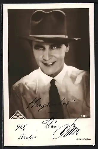 AK Schauspieler Igo Sym lächelnd mit Hut porträtiert, mit original Autograph