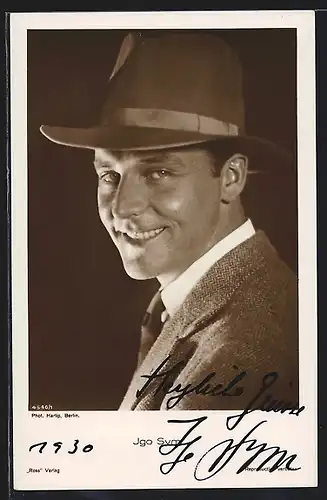 AK Schauspieler Igo Sym mit Hut in die Kamera lächelnd, mit original Autograph