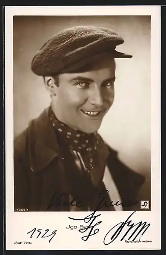 AK Schauspieler Igo Sym lächelnd in die Kamera mit Mütze, mit original Autograph